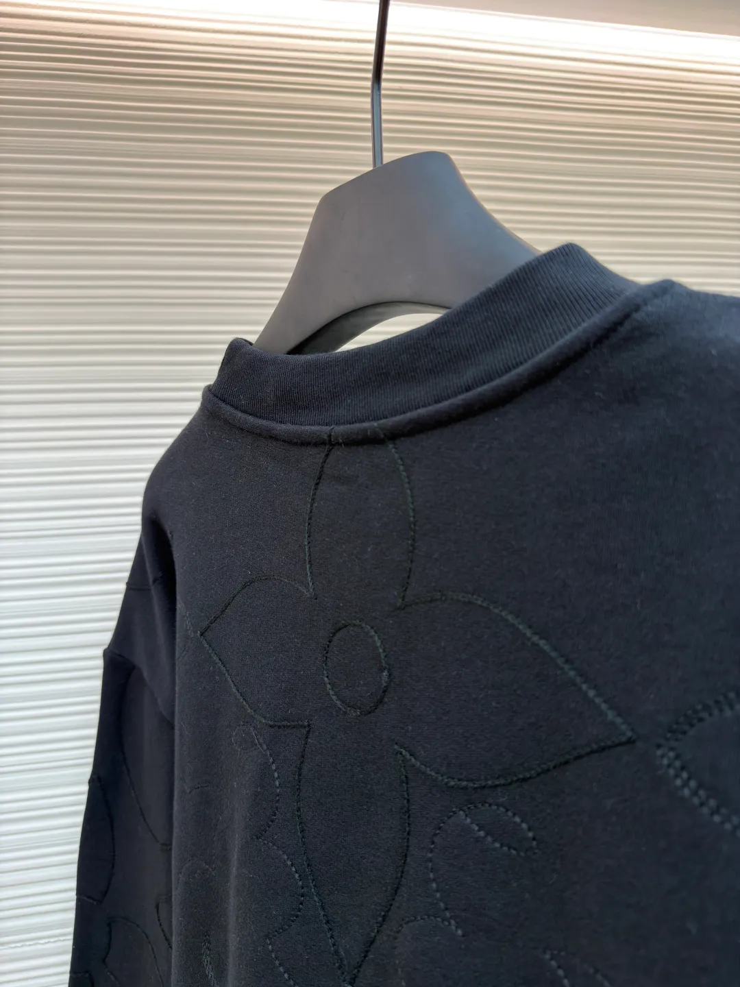 LOUIS VUITTON fully embroidered large flower sweatshirt ●Original version: Purchased and developed for 18500 ●Item number: 1680970-A85 ●Material: 100% cotton jersey fabric ●Technology: Fleece shearing ●Version: Fitted version ●Weight: about 635 grams ●Size: XS-S-M-L ●Description: The fabric is made of 32s double-ply cotton jersey. The finished cloth weighs 330g. The embryo is dyed and subjected to the fleece shearing process. After washing, the finished cloth is shaped and matched with a 20s double-yarn flat machine to weave ribs. A domestic high-speed small towel machine is used for embroidery. The machine locks a single head and large-size positioning flowers are embroidered on the front and back. The overall wiring is straight and delicate, the fabric is comfortable and soft, and the color is consistent without color difference. It can be matched with the same style to create a fashionable look and control various occasions. Customized accessories, complete with three standards, same style for men and women!